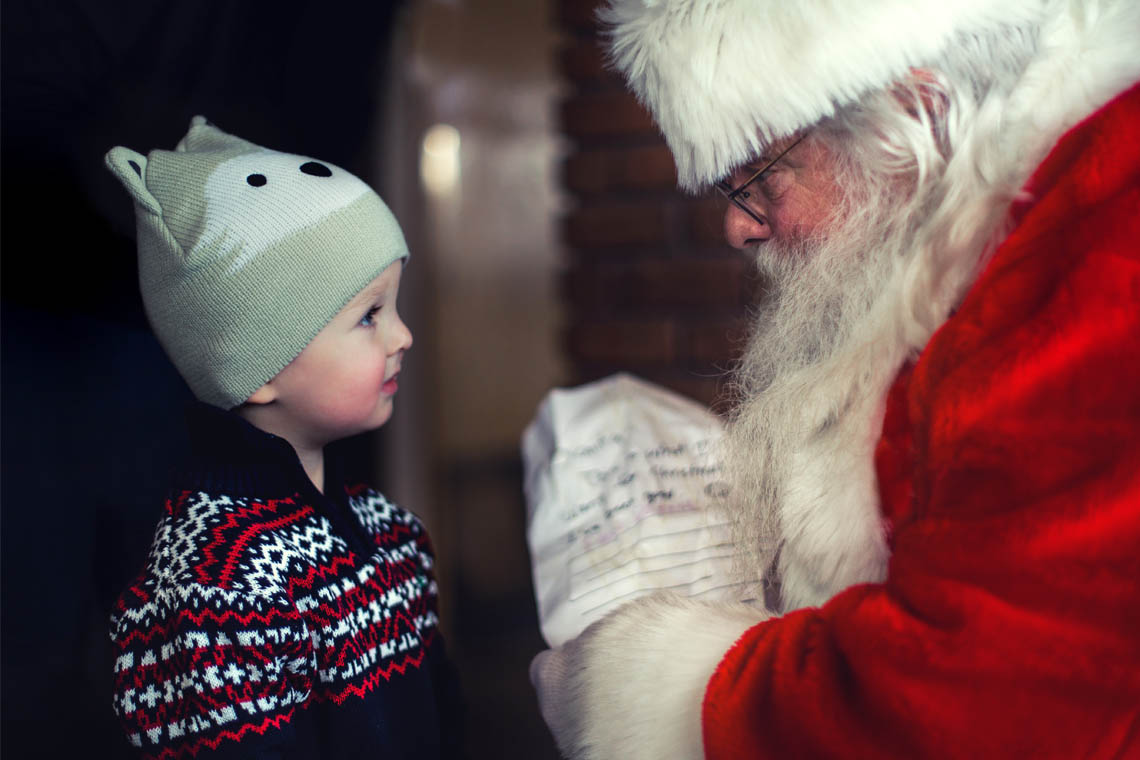 Junge beim Weihnachtsmann